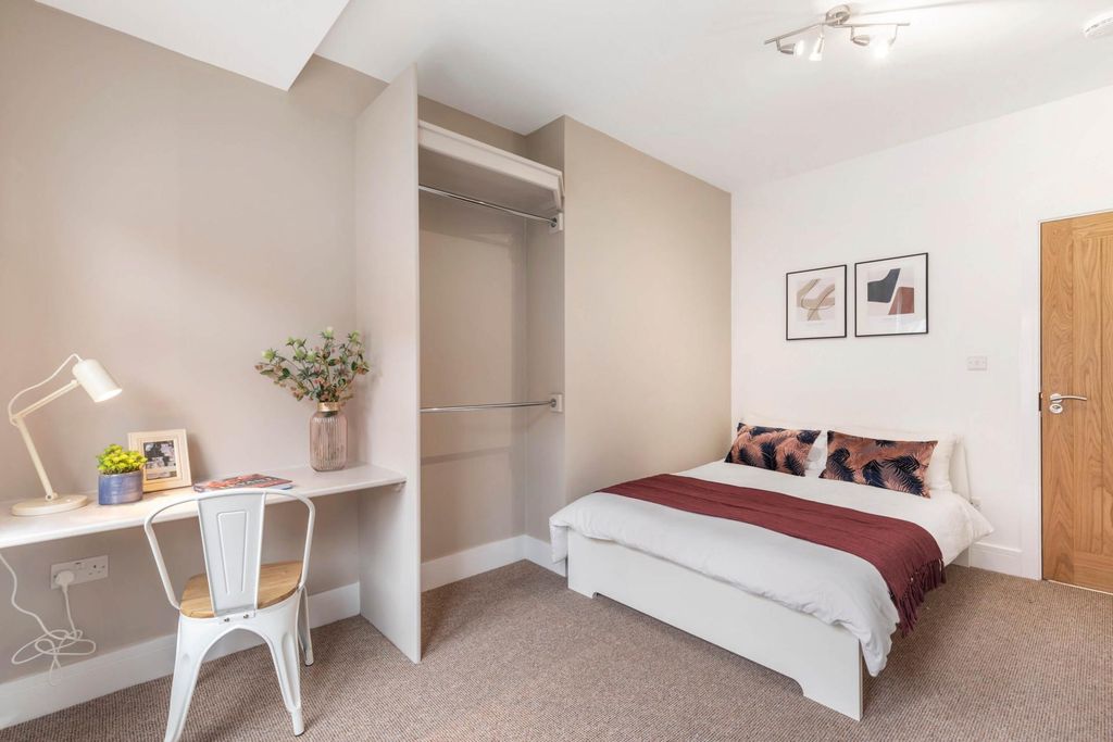 Property photo 1 of 8 A Spacious And Well-Maintained Master Bedroom Feat...