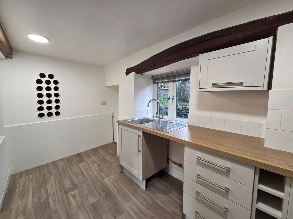 Property photo 3 of 10 Kitchen