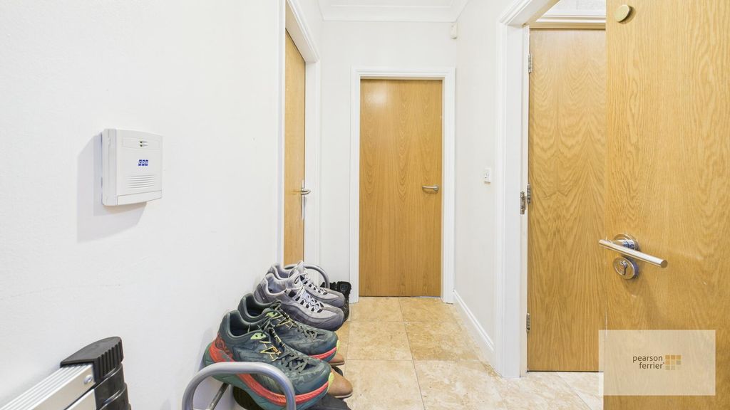 Property photo 2 of 7 Hallway