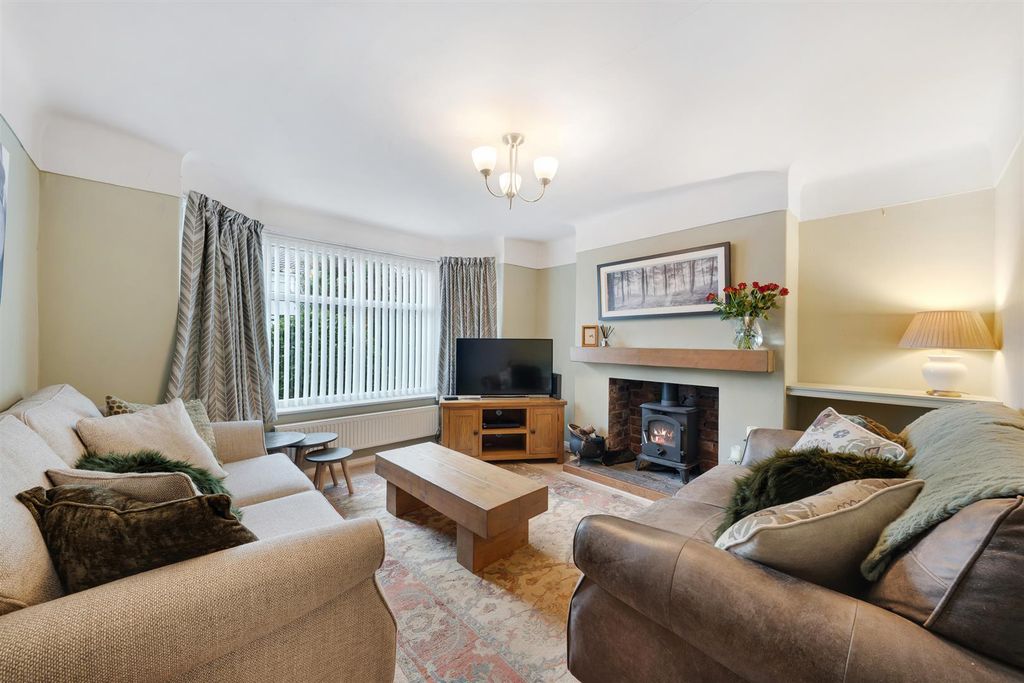 Property photo 2 of 27 14 Derwent Close-10.Jpg