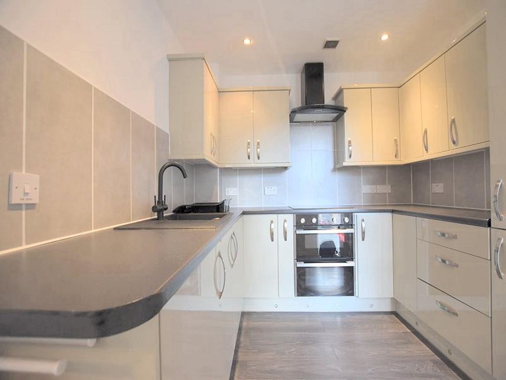 Property photo 3 of 6 Kitchen