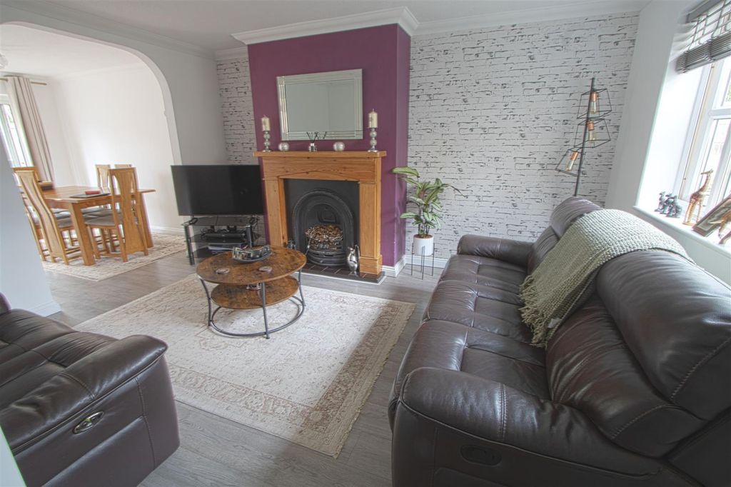 Property photo 3 of 11 Lounge