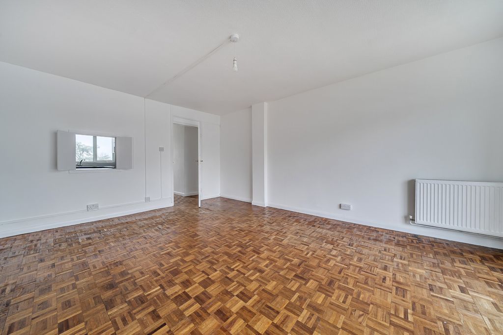 Property photo 2 of 15 1415772-9-698De99...