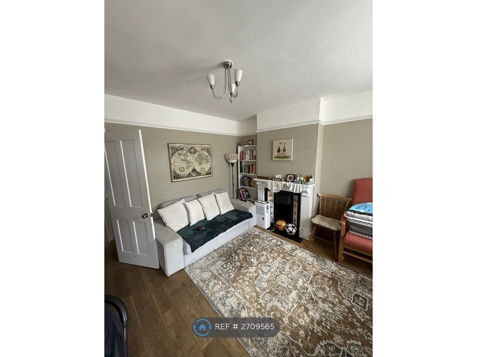 Property photo 1 of 16 Living Room