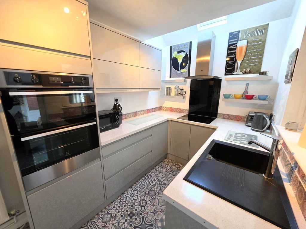 Property photo 3 of 33 Kitchen