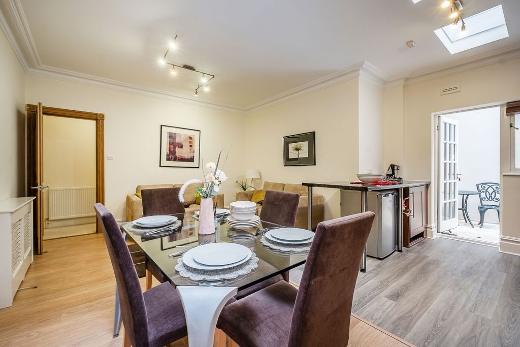 Property photo 2 of 11 2-9-Ashburn-Garde...
