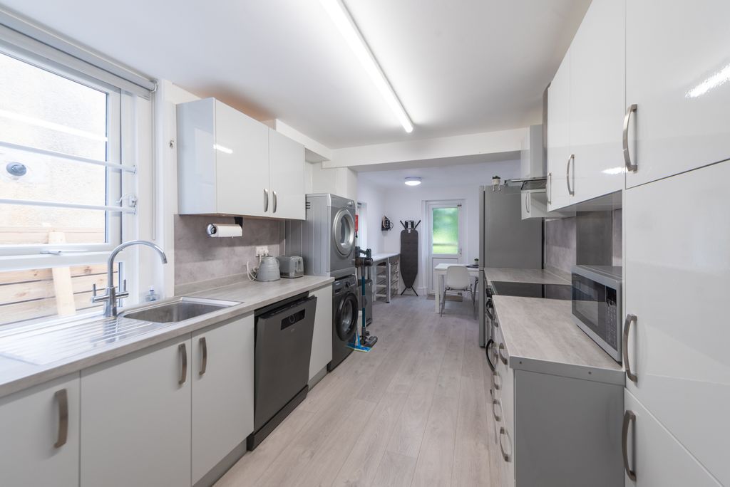 Property photo 1 of 28 23-8 Thackeray Road 04-06-26