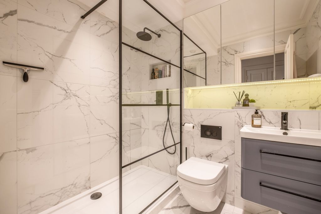 Property photo 3 of 10 Leicester-Court-010