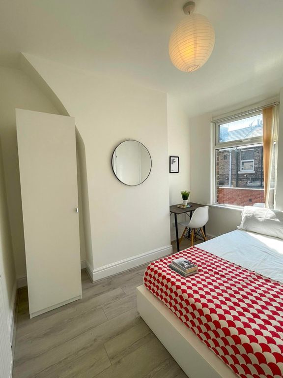 Property photo 3 of 12 A Bright And Inviting Double Bedroom With Modern d...