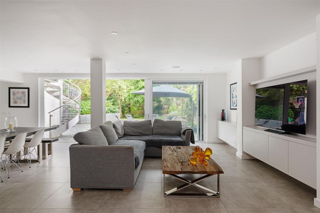 Property photo 3 of 19 141 Hamilton Terrace Lo-2.Jpg