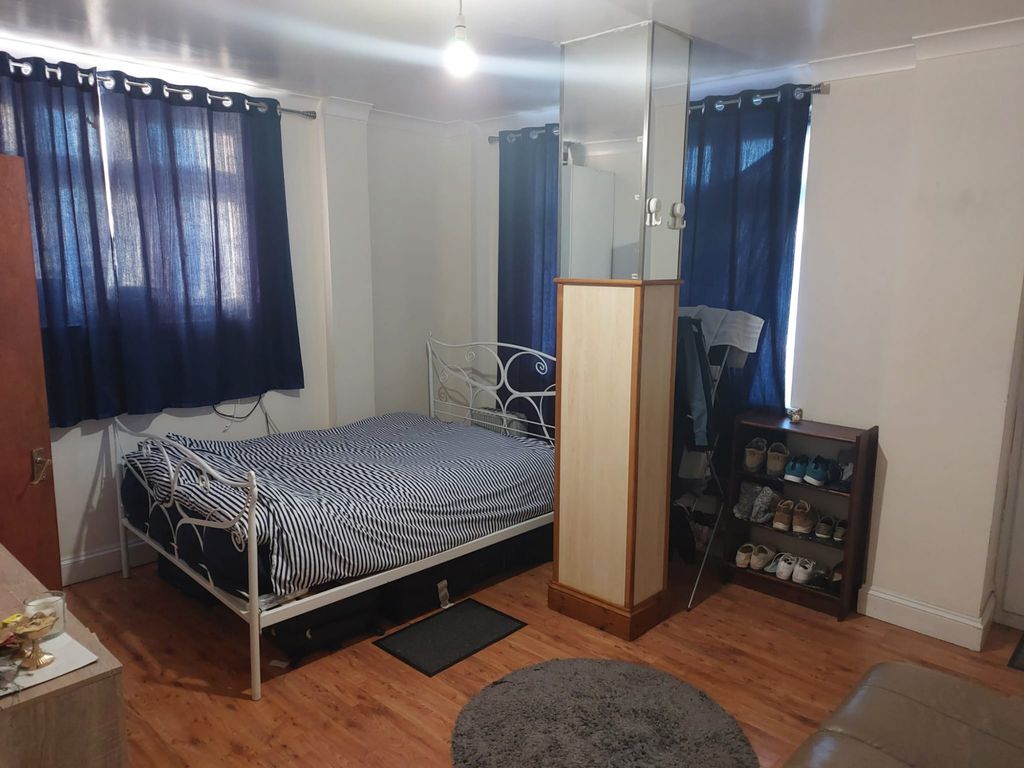 Property photo 1 of 6 Studio Flat In Newbury Park