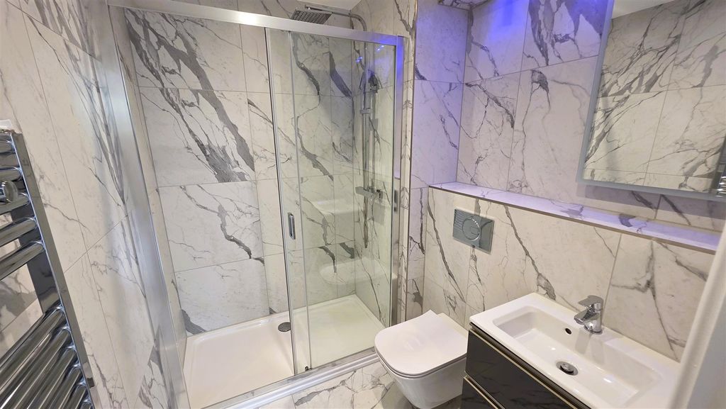 Property photo 3 of 12 En-Suite
