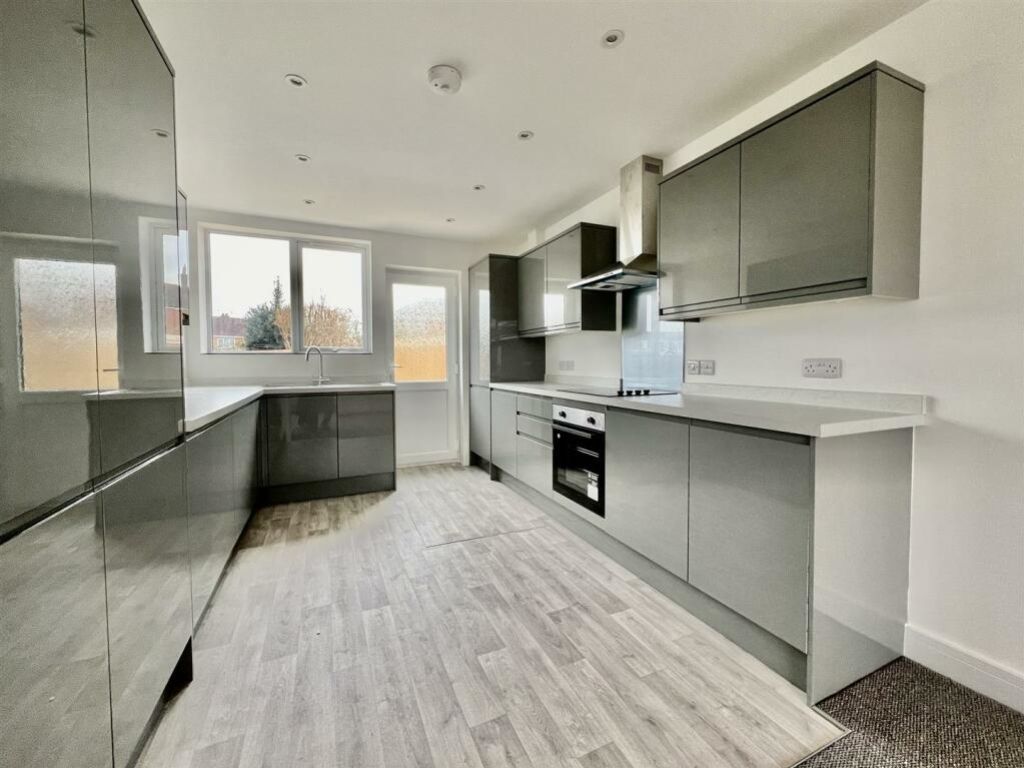 Property photo 2 of 10 10 Blackbird Kitchen