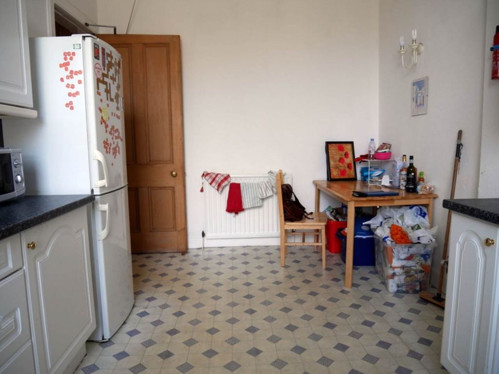 Property photo 3 of 6 Kitchen