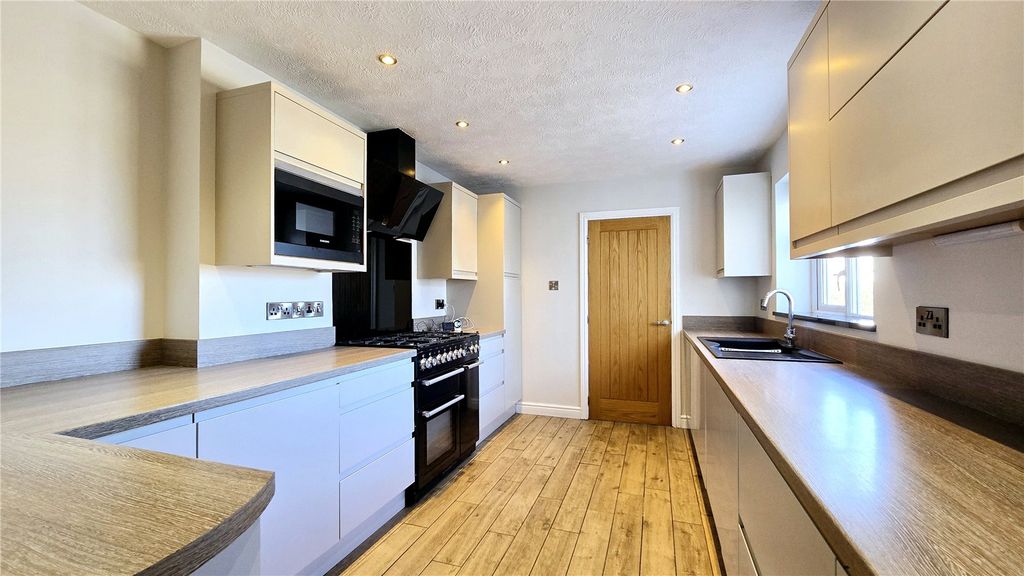 Property photo 2 of 18 Picture No. 15