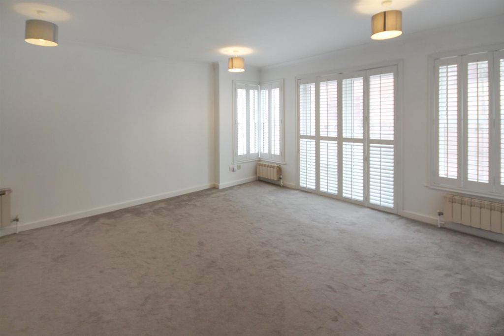 Property photo 2 of 11 Living Room