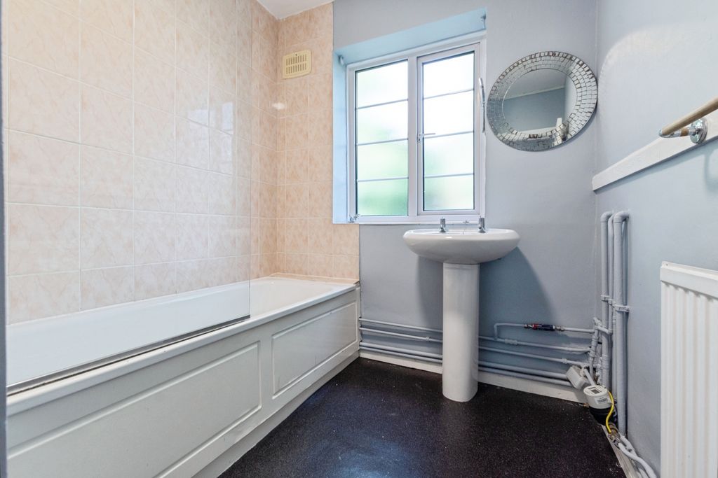 Property photo 3 of 20 Bathroom