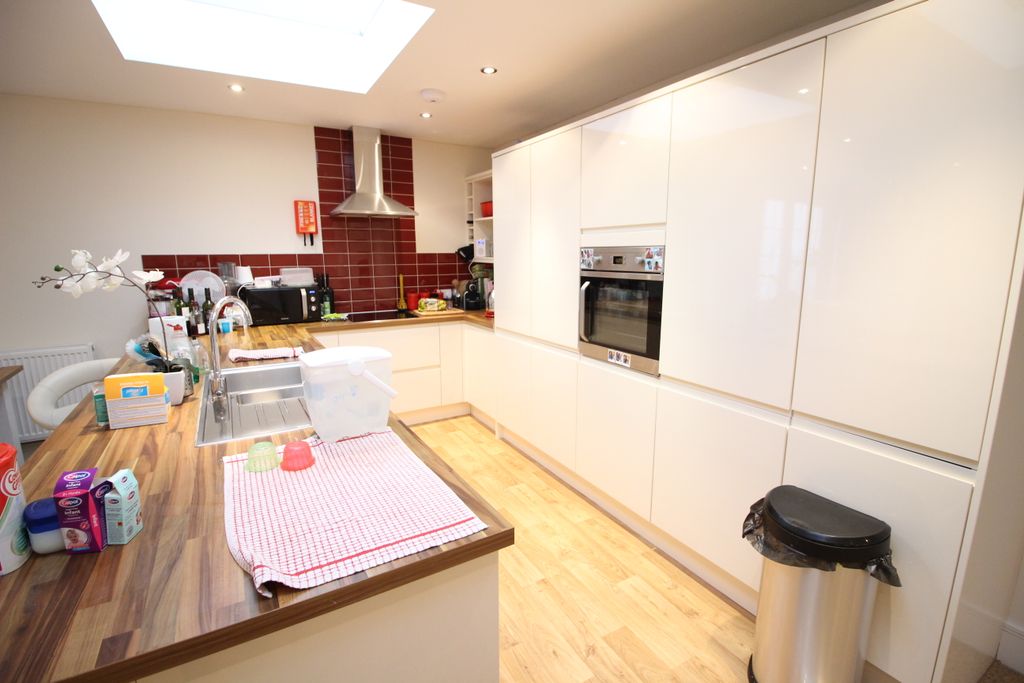 Property photo 2 of 8 2 Highfield Court (1