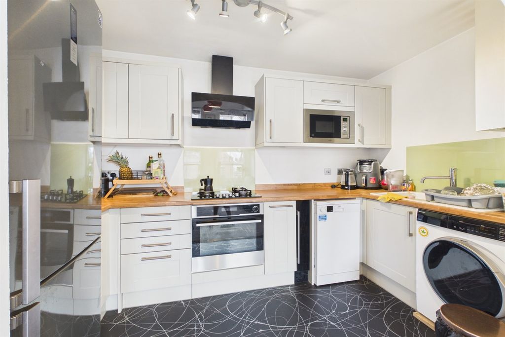 Property photo 3 of 11 Kitchen