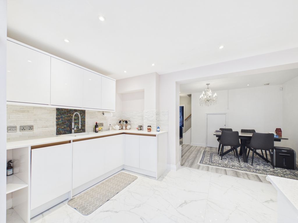 Property photo 3 of 13 Cam03750G0-Pr0091-Still007