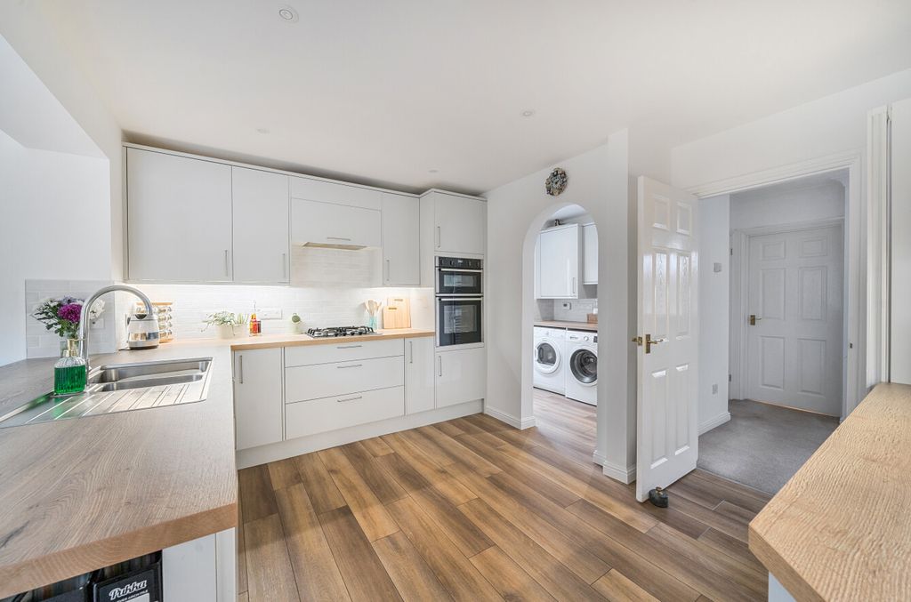 Property photo 3 of 27 1339803-11-68A5Df...