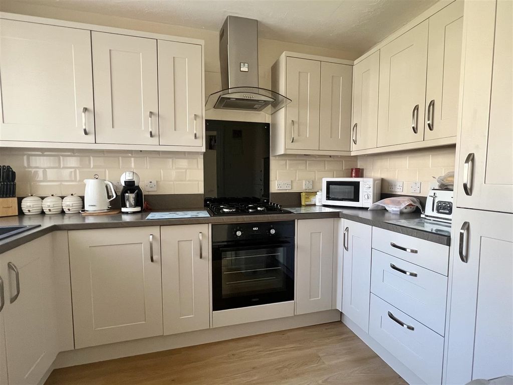 Property photo 2 of 20 Kitchen: