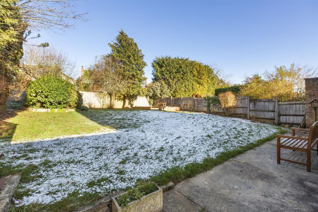 Property photo 2 of 22 12 Daws Lea, Hp11 1Qf-19.Jpg