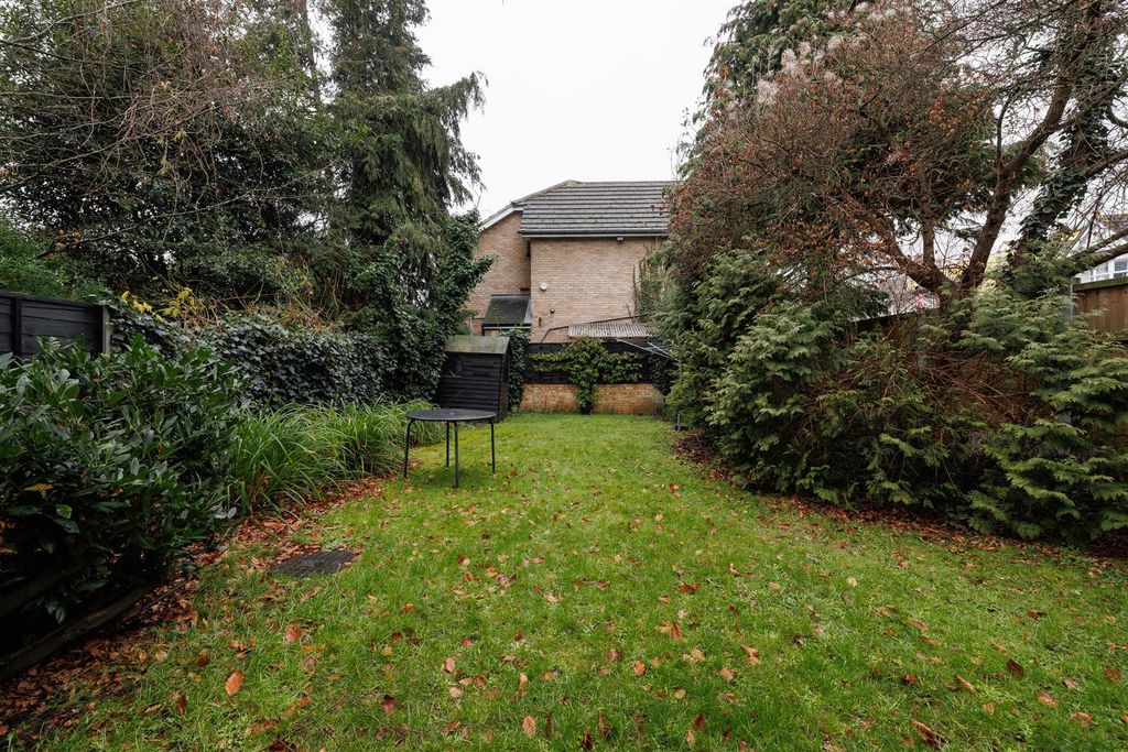 Property photo 2 of 18 Belgrave Road E11