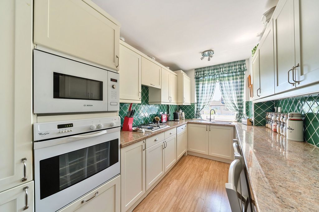 Property photo 3 of 11 Kitchen