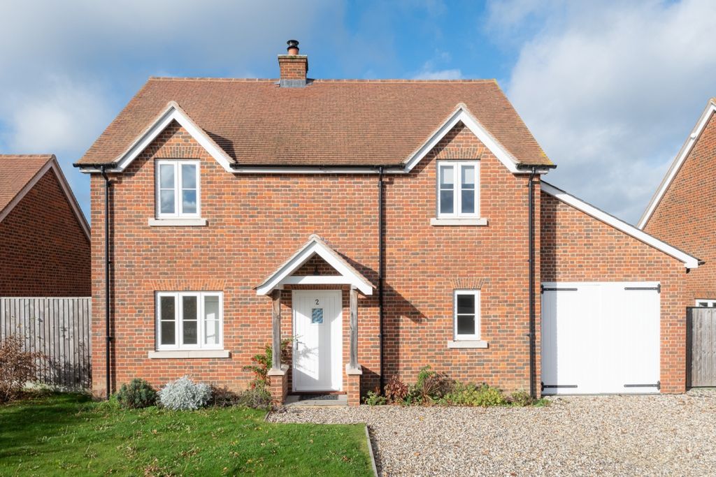 Property photo 1 of 12 2 Ewhurst Park Co...
