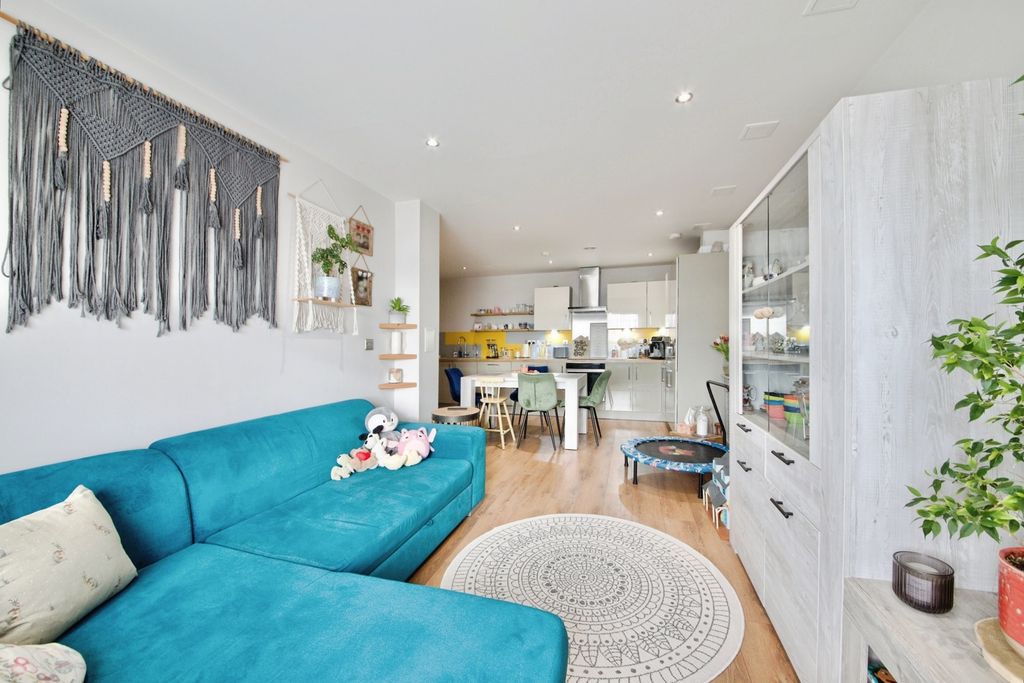 Property photo 3 of 11 Pbox-Img.Jpg