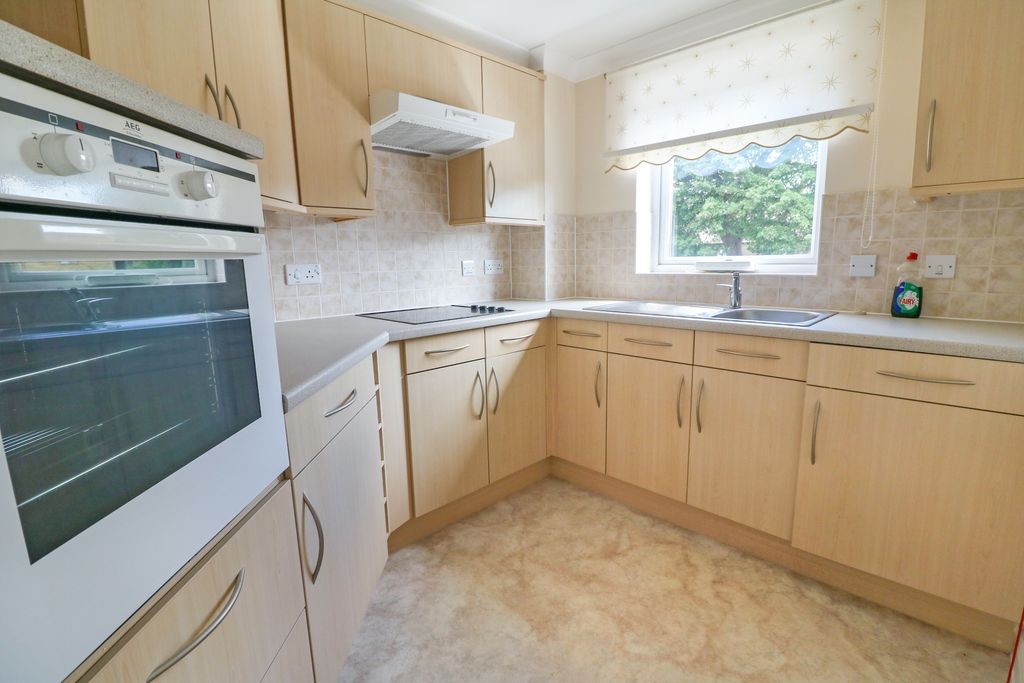 Property photo 3 of 8 Kitchen
