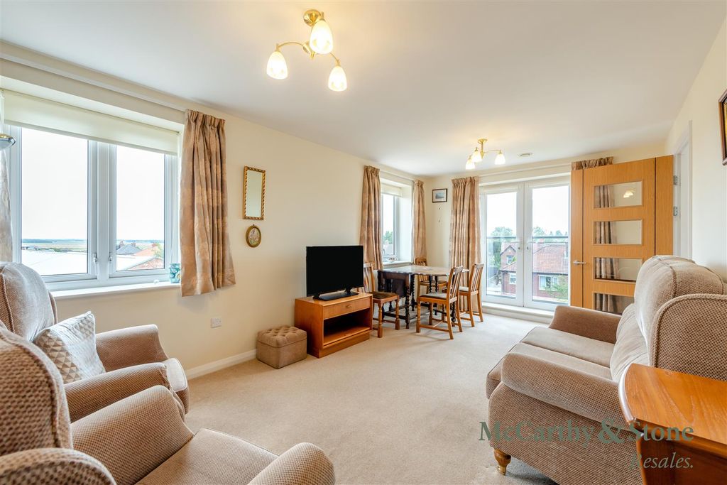 Property photo 2 of 16 8699483-Interior13.Jpg