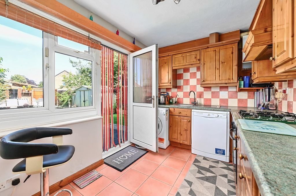 Property photo 2 of 11 Kitchen