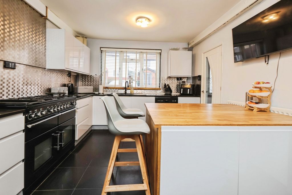 Property photo 3 of 17 Pbox-Img.Jpg