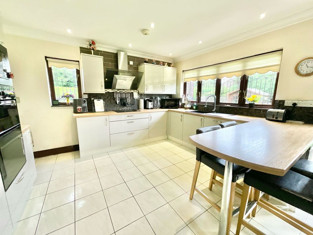 Property photo 3 of 40