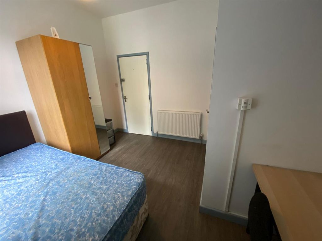 Property photo 1 of 11 Ensuite Bedroom 3