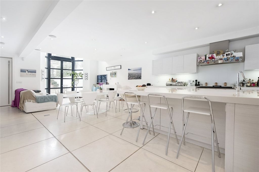 Property photo 1 of 17 Picture No. 12