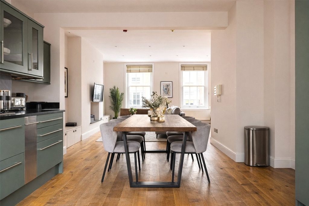 Property photo 2 of 10 Kitchen / Dining