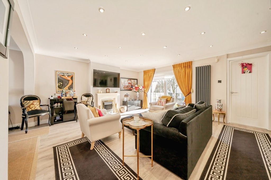 Property photo 2 of 21