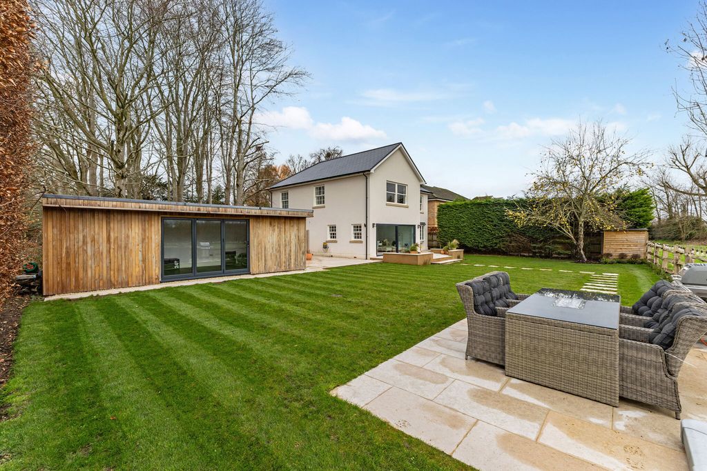 Property photo 2 of 25