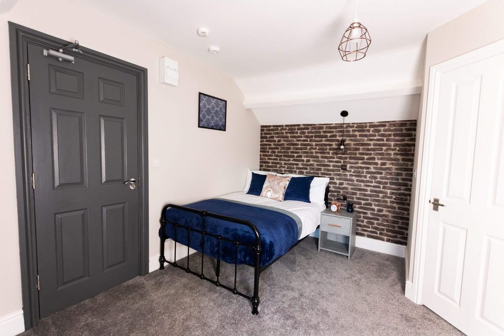Property photo 1 of 27 6 Bed Shared House - Shaw Street, Barnsley  S70