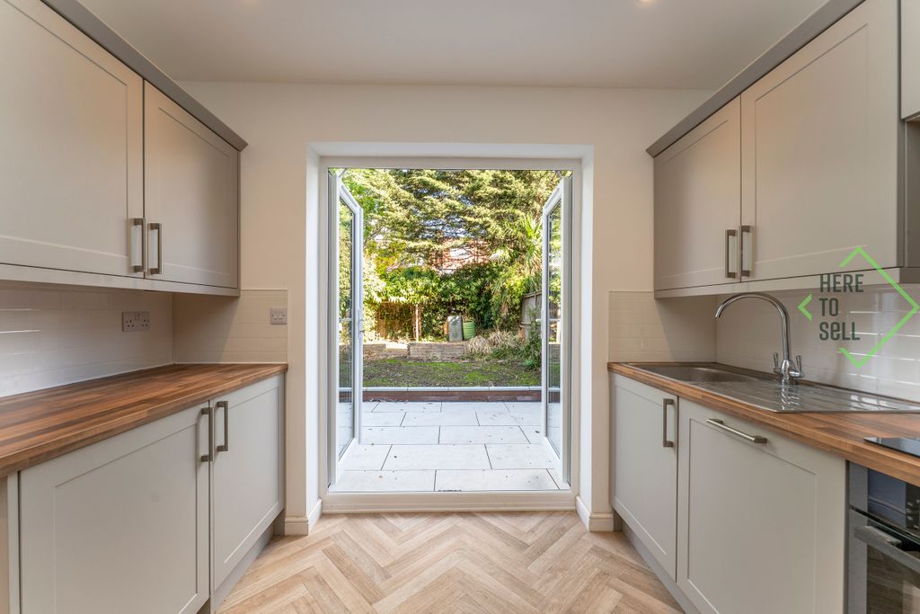 Property photo 1 of 15 Rosebery Gardens, London N8 8Sh (22)