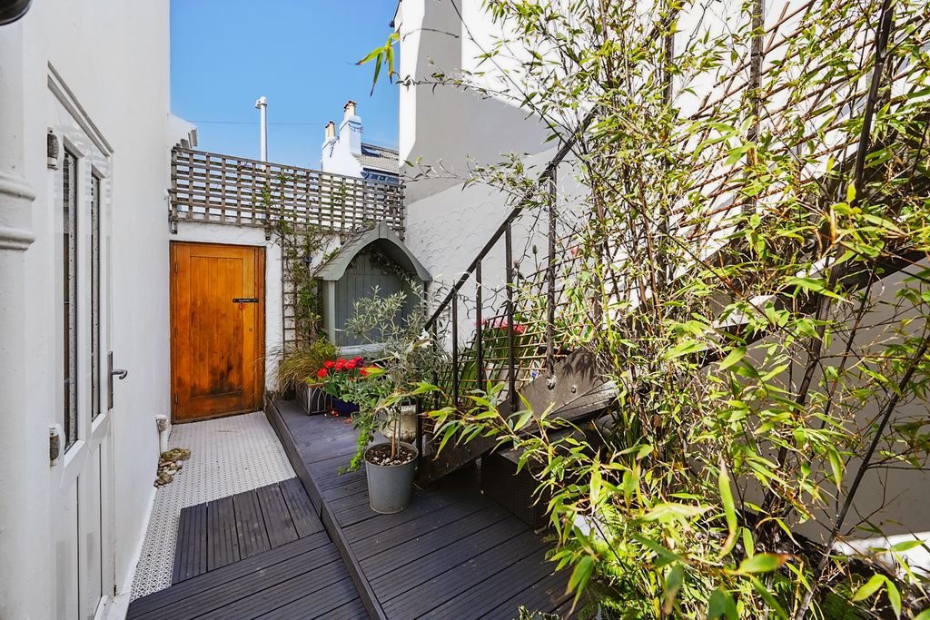 Property photo 2 of 23