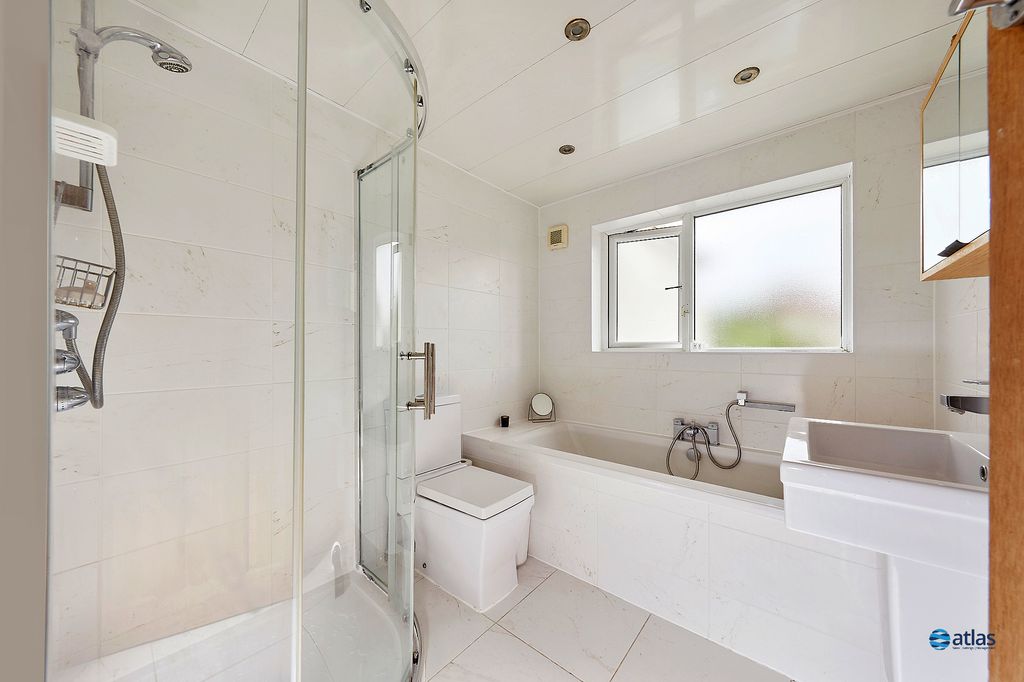 Property photo 3 of 19 Bathroom