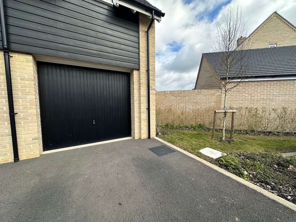 Property photo 3 of 16 Parking And Garage