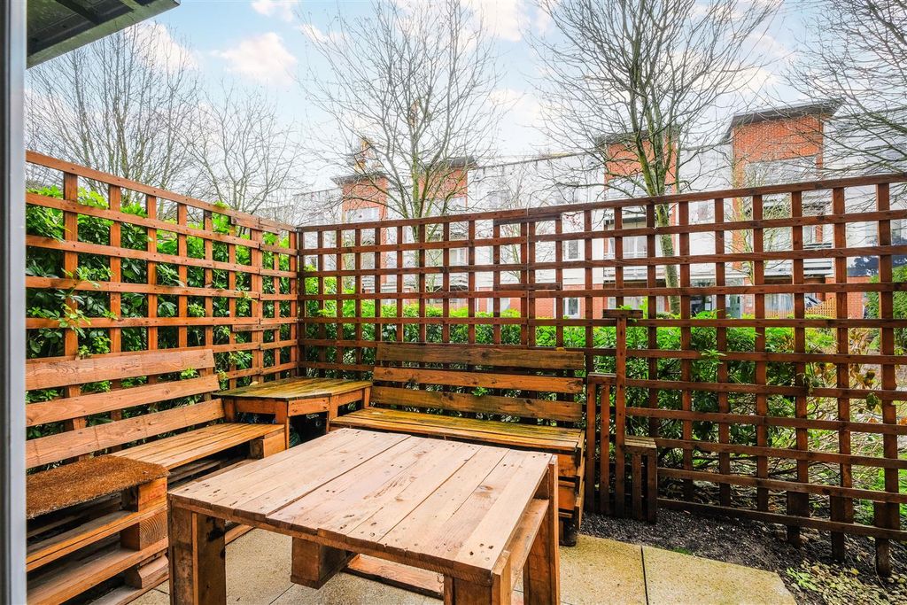 Property photo 1 of 27 18 Cannock Court-14.Jpg