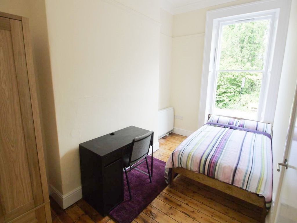 Property photo 1 of 15 A Tidy And Bright Single Bedroom Featuring A Comfo...