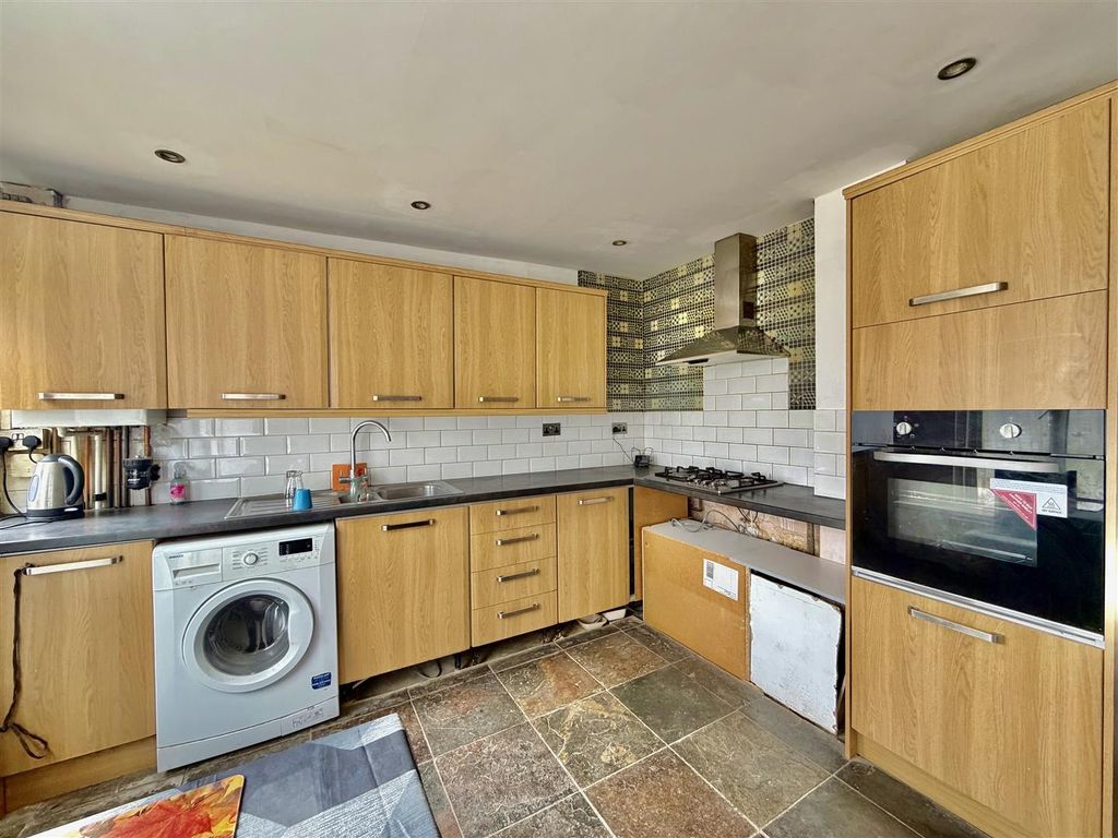 Property photo 3 of 10 Kitchen