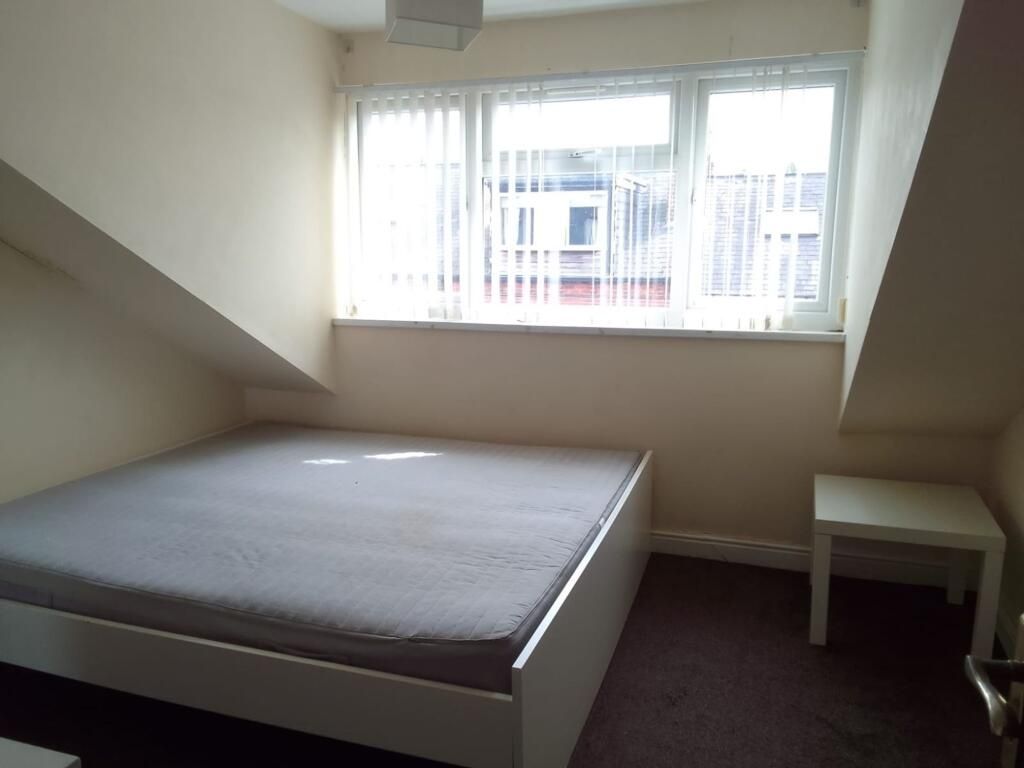 Property photo 1 of 12 Bright And Tidy Double Bedroom Featuring A Large W...